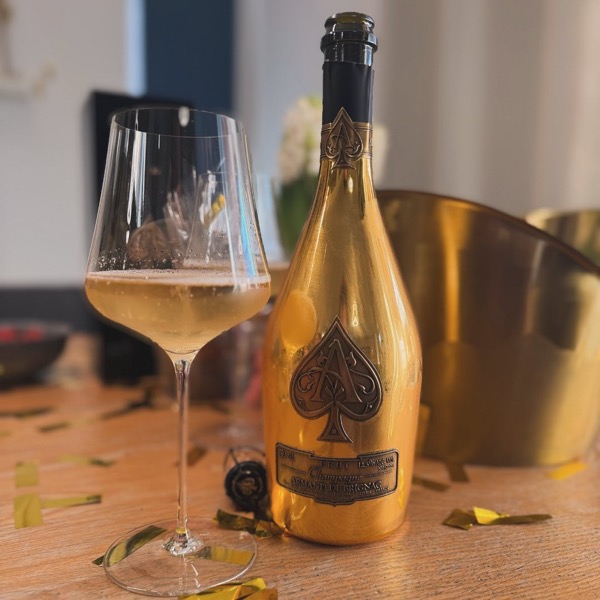 Das Jahr 2025 haben wir heute auf eine etwas andere Art eingeläutet: Mit dem @armanddebrignac Gold - „Ace of Spades“ – und zwar zum Frühstück. 🍾🥂…