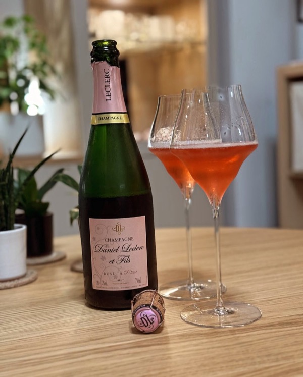 Diese Woche am Montagabend, draußen wird’s langsam dunkler – und drinnen leuchtet der Rosé im Glas. 

@champagne.daniel.leclerc – Rosé Brut.…