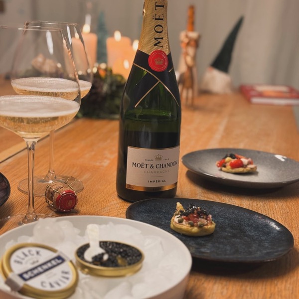 Manchmal braucht es keine große Inszenierung, um echten Luxus zu erleben – nur einen guten Black Imperial Stör Kaviar von @schenkeldelikatessen ,…