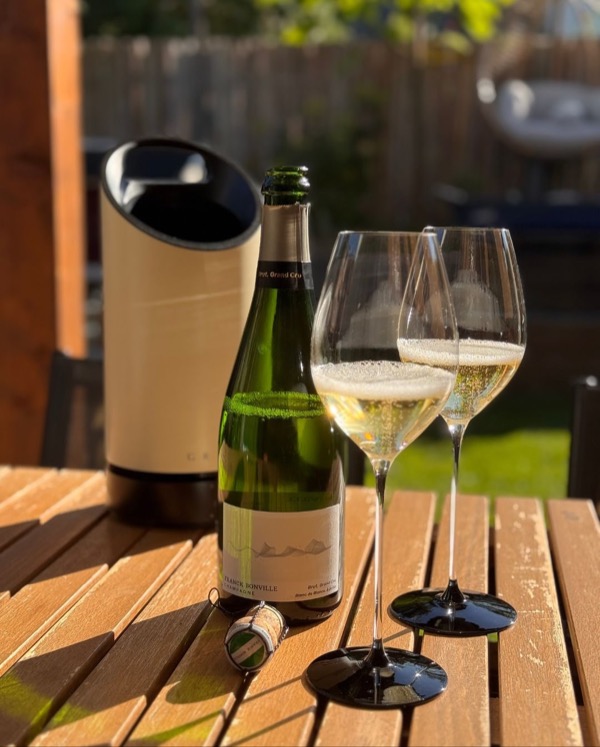 Manchmal sind es die kleinen Details, die im Gedächtnis bleiben: Unter der Folie des @champagne_franck_bonville – Brut Grand Cru Blanc de Blancs…