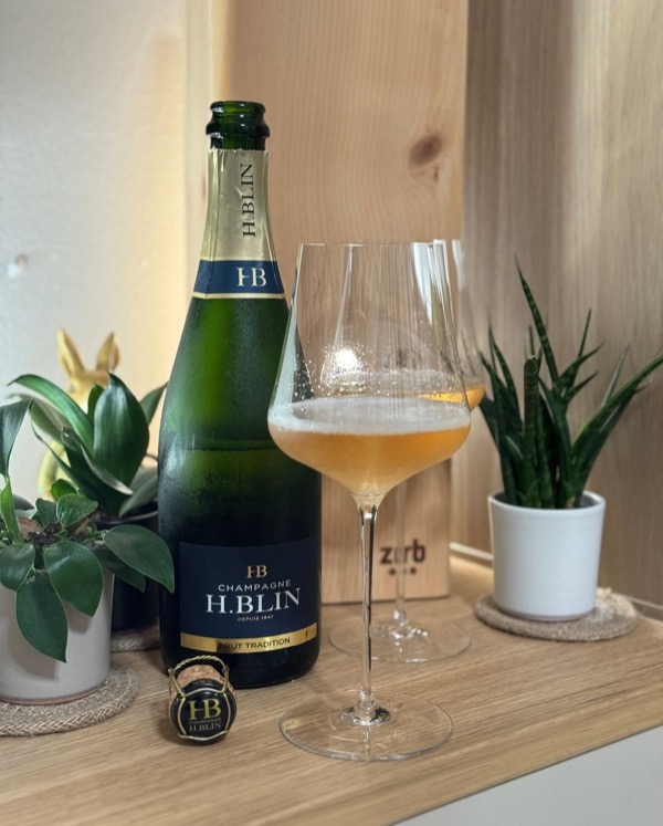 Unaufgeregt, aber voller Charakter – der @champagne_hblin – Tradition Brut hat mich an einem ruhigen Abend wirklich überrascht. Kein großes Tasting,…