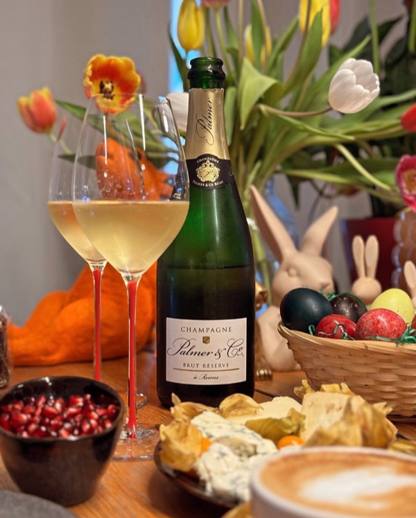 Gestern bei Freunden Eier gefärbt – fünf Kinder, jede Menge Farbe, jede Menge Chaos. 
Ein Spaß wie jedes Jahr. 
Und heute dann: das erste…