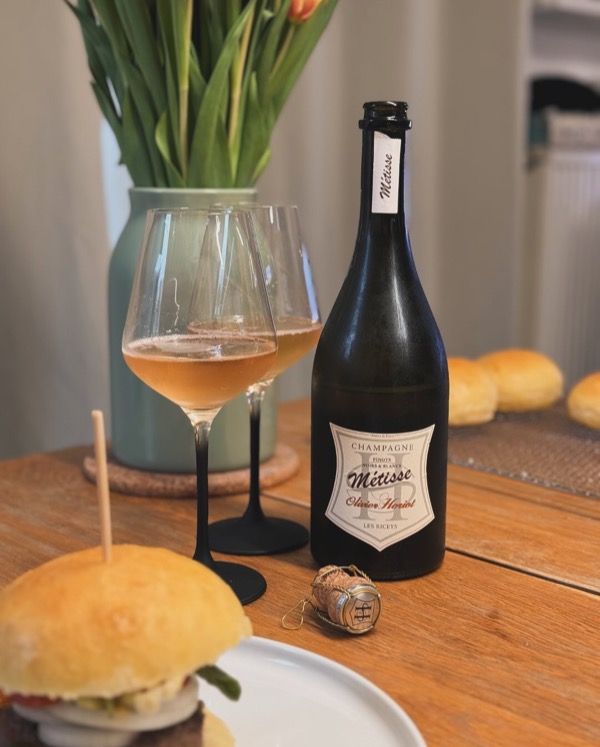 Champagner und Burger? Absolut. 🍾🍔

Im Glas: @horiotolivier – Métisse Noirs & Blancs (Vendange 2020) 
Auf dem Teller: Jalapeño-Burger mit…