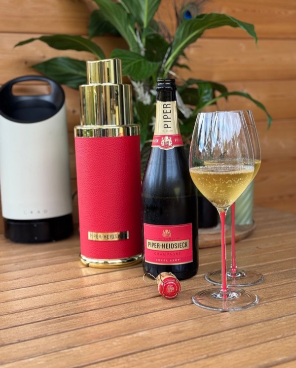 Nicht jede Flasche schenkt man wegen des Inhalts. 
Manche, weil sie gut aussehen. Und manchmal reicht das auch völlig aus. 🥂

🍾 @piper_heidsieck –…