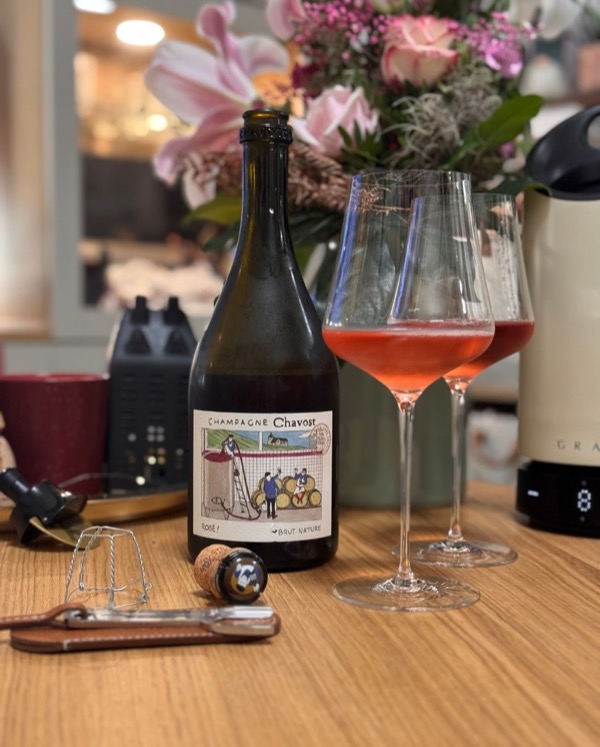 Heute wieder ein @champagnechavost , wie ich ihn kenne – diesmal der Rosé.

Kein klassischer Rosé, sondern der typische Chavost-Ansatz: biodynamisch,…