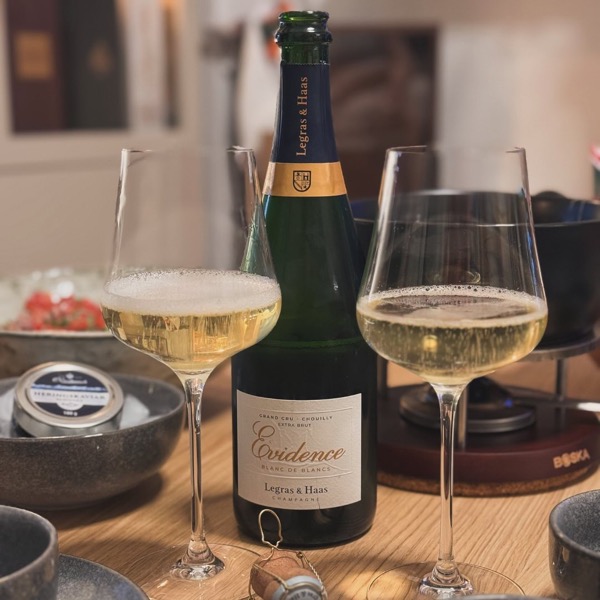 Weißt du, was wir zwischen den Feiertagen glatt vergessen haben? Käsefondue! 😅 Aber hey, besser spät als nie – und mit dem @legras_haas - L’Évidence…