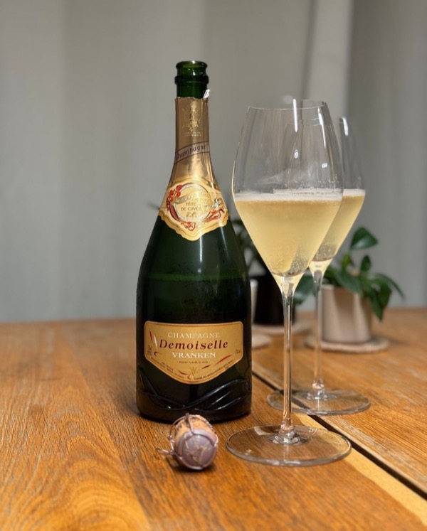 Der Demoiselle EO von @champagnevranken stand schon eine Weile im Kühler – und gestern Abend war einfach der richtige Moment. 
Kein Anlass, keine…