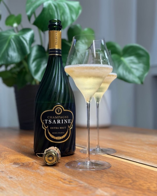 Gestern Abend, einfach den Moment genutzt. Kein Plan, keine Begleitung – nur ein Glas @champagne_tsarine – Extra Brut.

Feine, cremige Perlage. Am…