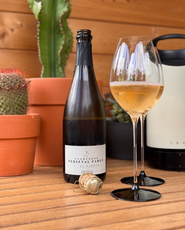 Der C. de Pinots von @persevalfarge wirkt präzise, klar, strukturiert, schnörkellos – aber nicht hart.

Interessant: Obwohl keine Dosage zugesetzt…