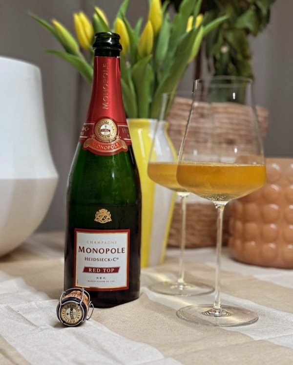 Seit Wochen im Kühler. Heute war’s so weit.

@champagnemonopoleuk – Red Top Sec. 
Süß. Und zwar richtig.

Der erste Schluck war mehr Dessert als…