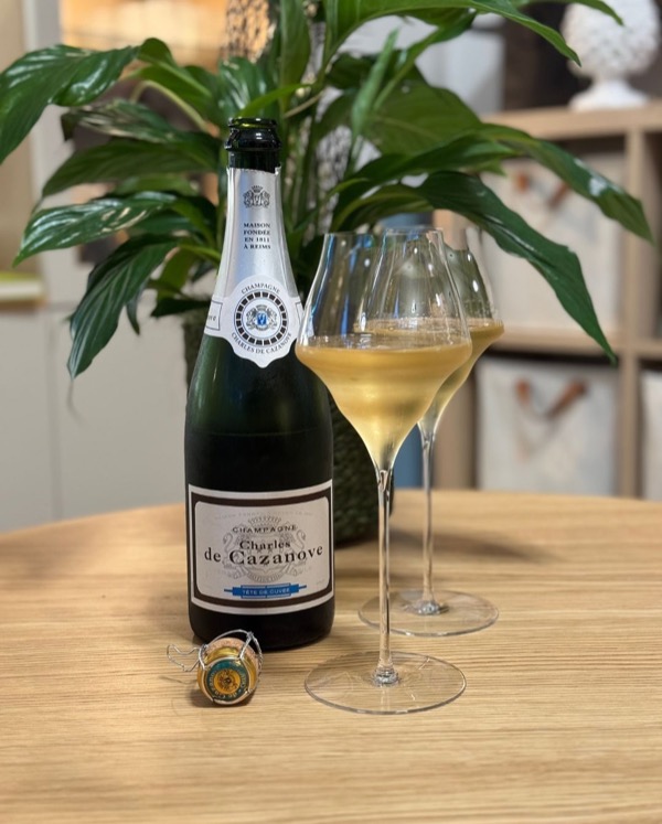 Heute mal wieder was aus der Supermarkt-Kategorie.
​
​Zwei Flaschen, ein Supermarkt, 17,99 € das Stück. 
Gekauft bei Hofer – rein aus Neugier:…