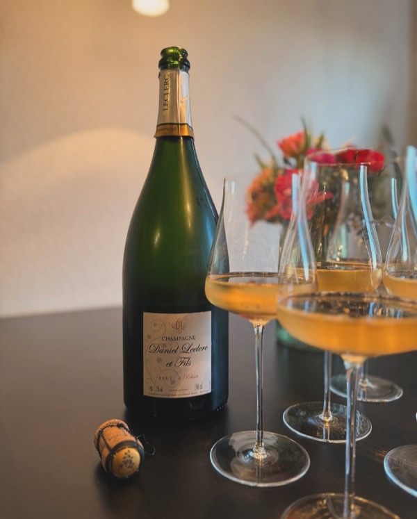 Zum Geburtstag meiner Mutter durfte ein passender Champagner nicht fehlen. Aus meinem Keller habe ich dafür die @champagne.daniel.leclerc Brut –…
