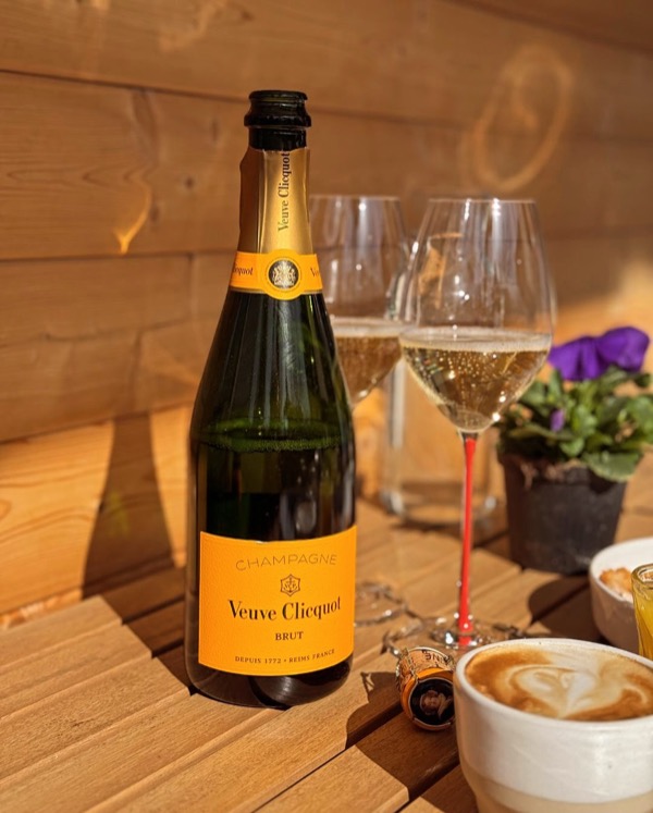 Sonntagmorgen, keine großen Pläne, einfach spontan in den Tag gestartet – und warum nicht direkt mit einem Glas @veuveclicquot Brut? 🍾

🔥 Frühstück…