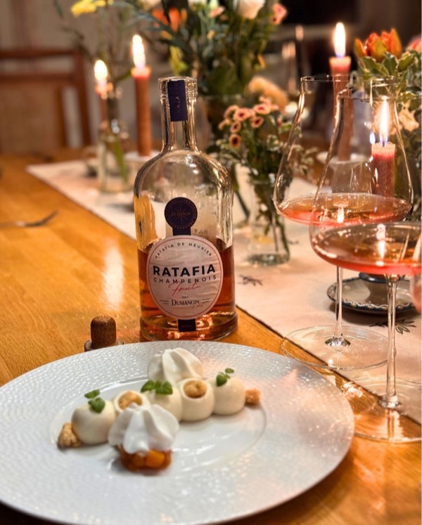 Das süße Finale: Ein architektonisch aufgebautes Kokos-Panna Cotta. Hier wurde nicht mit Geliermitteln gemogelt – die Sahne wurde geduldig über…