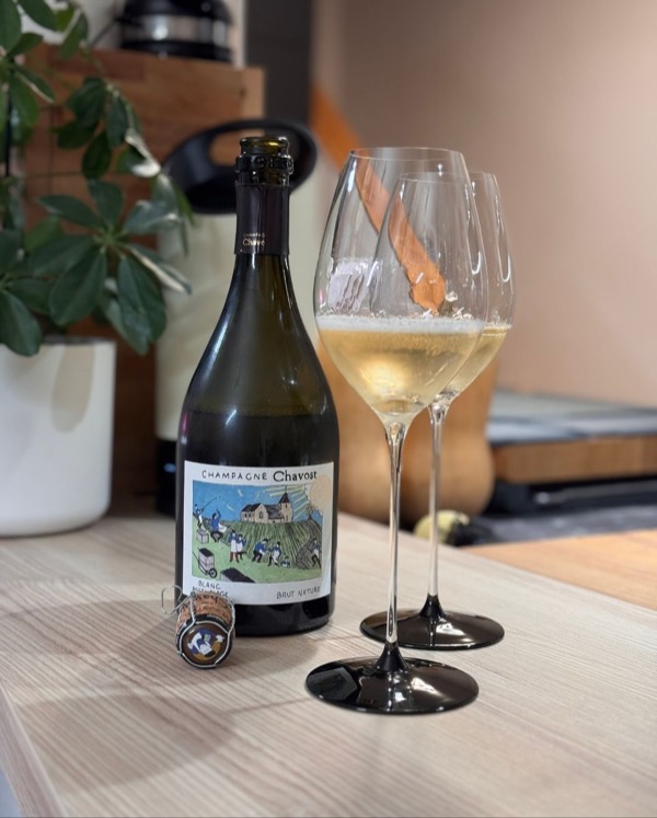 Heute geöffnet: @champagnechavost – Blanc Assemblage Brut Nature.

Ein Naturwein-Meisterwerk aus Chavot-Courcourt: biodynamisch hergestellt, ohne…