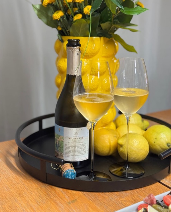 Manchmal muss es einfach unkompliziert sein – aber bitte mit Stil. 
Heute gab’s eine große Servierplatte voll Antipasti, querbeet und wild gemischt:…