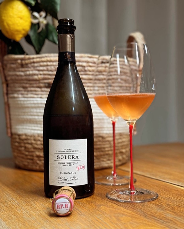 Rosé? Nein – Chardonnay. Oder?
 
Manchmal lohnt sich ein zweiter Blick.

Vorallem beim Solera RP-R von @champagnerobertallait – ein 95 % Chardonnay,…