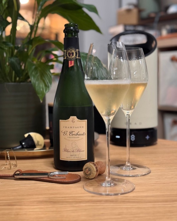 Manchmal braucht es nach einem Tag voller Entscheidungen einfach Klarheit im Glas. Und wenn man an Hautvillers denkt, haben viele sofort die schwere…