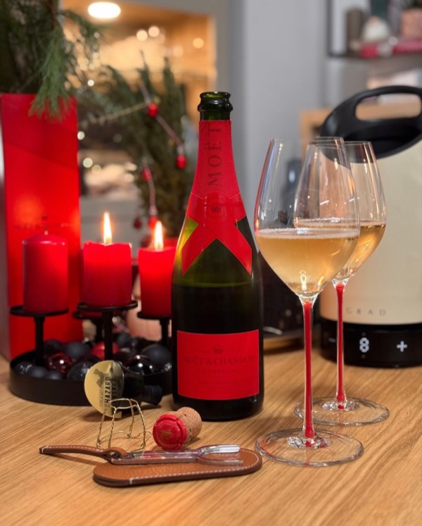 Manchmal passt eine Flasche einfach perfekt in den Moment.

3. Advent, rote Kerzen auf dem Tisch, die @riedel_official Fatto a Mano mit rotem Stiel –…