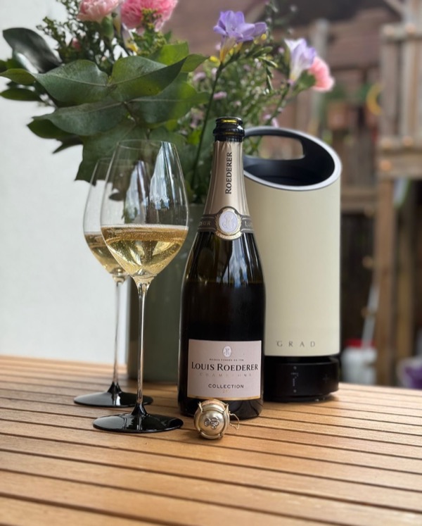 Am späten Sonntagvormittag eine Flasche @louisroederer_ – Collection 245 geöffnet – draußen in der Sonne, ganz entspannt, einfach so.

Getrunken aus…