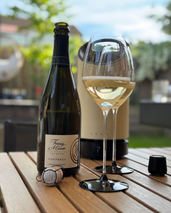 Ein ruhiger Samstagnachmittag, ein Platz im Garten, ein Glas Pinot. 
Heute geöffnet: @champagne_thierry_massin – Contrées – Blanc de Noirs – Brut.…