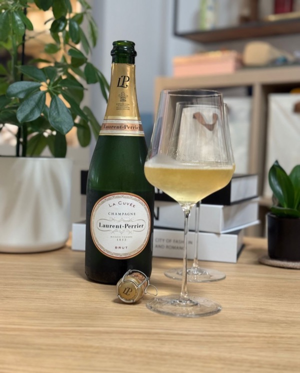 Gestern Abend mal etwas Leichtes, Verlässliches: @champagnelaurentperrier – La Cuvée Brut. Eine Flasche, die einfach immer funktioniert.

Feinperlig,…