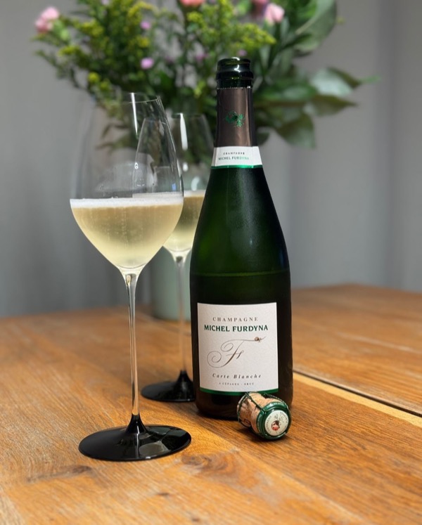 @champagnemichelfurdyna – Carte Blanche – 4 Cépages - Brut.

Ein Glas für alle Fälle – und für Rebsortenfreunde ein kleines Highlight: Denn der Carte…