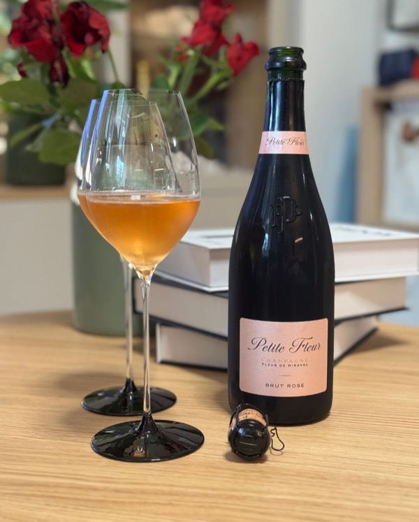 Manchmal entdeckt man Champagner nicht nur über Geschmack – sondern über Geschichten.

@fleurdemiraval – Petite Fleur ist so ein Fall.

Was auf den…