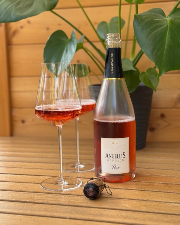 Heute Nachmittag keine echten Sommer-Vibes, hin und wieder Regen – irgendwas dazwischen. Aber genau richtig, um den Champagne Angellis – Rosé Brut zu…