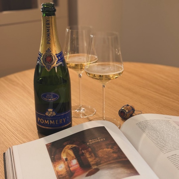 Manchmal sind es die spontanen Ideen, die die besten Genussmomente schaffen. Heute habe ich den @champagnepommery Brut Royal geöffnet – ein…