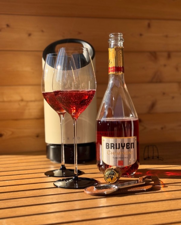 Eigentlich wollte ich die späte Nachmittagssonne mit einem leichten, frischen Rosé ausklingen lassen. Mein Griff fiel auf den Rosé Héritage von…