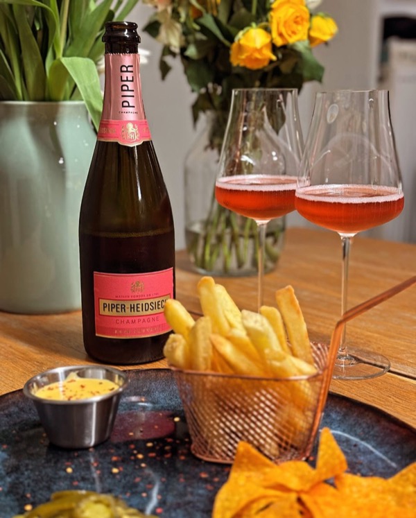 Zurück aus dem Kino, noch schnell ein paar Mails verschickt und bevor wir übers Abendessen sprechen konnten haben die Kids bereits Tatsachen…