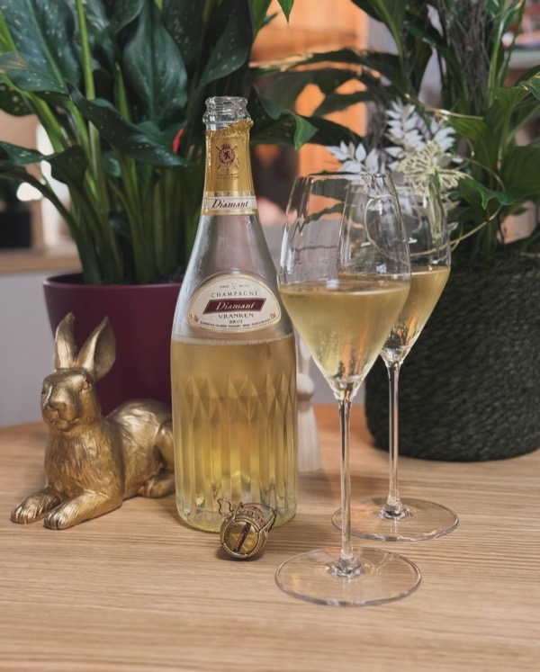 Die Facettenflasche allein ist schon Statement genug – aber geschmacklich kann der Diamant von @champagnevranken mithalten: kraftvoll, präsent, mit…