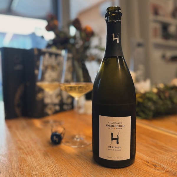 Ein Tag wie heute ist perfekt, um sich einfach mal aufs Sofa zu kuscheln, ein gutes Buch zur Hand zu nehmen und dabei einen großartigen Champagner zu…