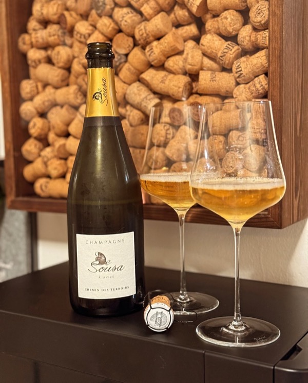 Gestern Abend durfte der @champagnedesousa – Chemin des Terroirs ins Glas – wobei „durfte“ fast zu sanft klingt, denn eigentlich wollte ich ihn…