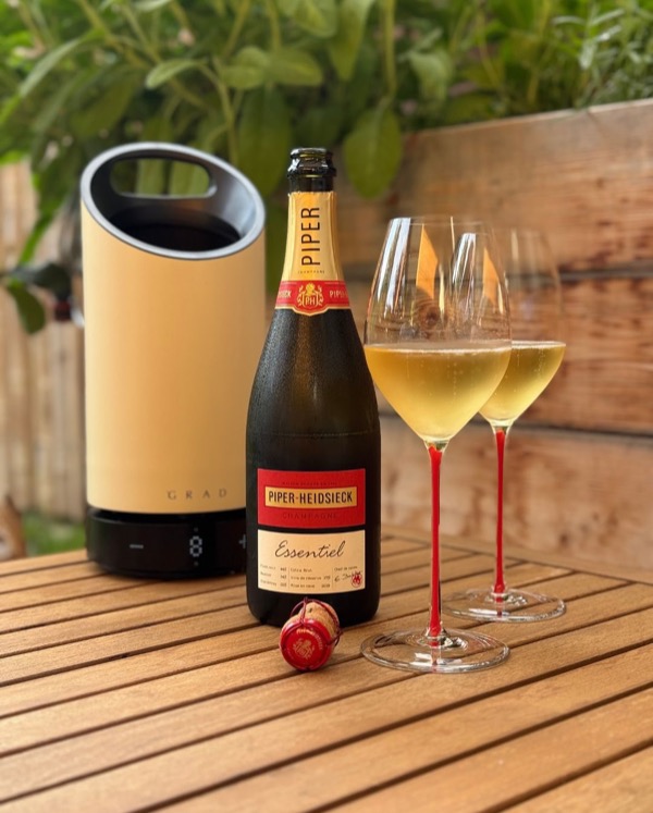 Heute: ein erster Hauch Sommer. Noch nicht ganz da, aber man spürt ihn schon. Die Luft ist warm, der Schatten angenehm. Und im Glas: Essentiel Extra…