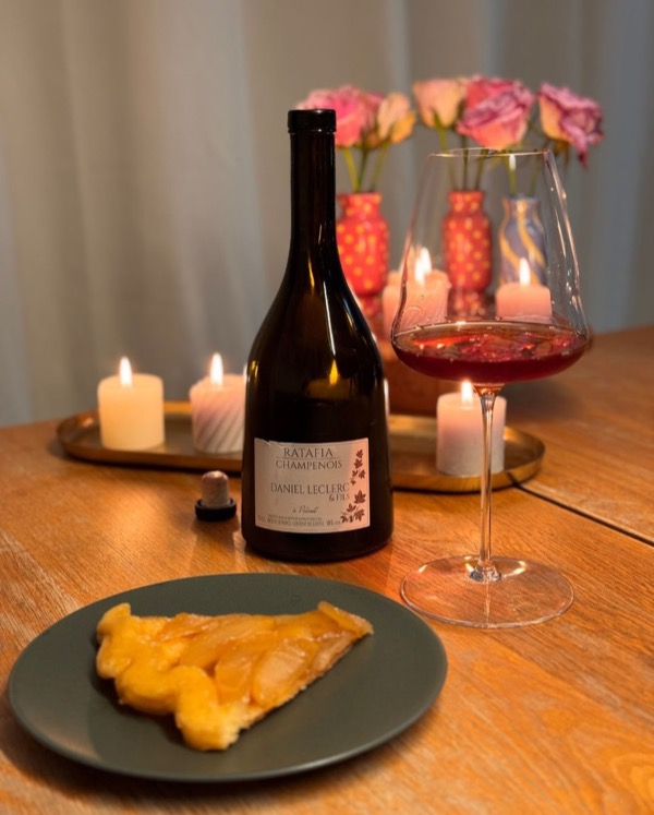 Manchmal braucht ein Abend keinen Champagner, sondern einen echten Seelenschmeichler. Hier im Glas: Der Ratafia Champenois von…