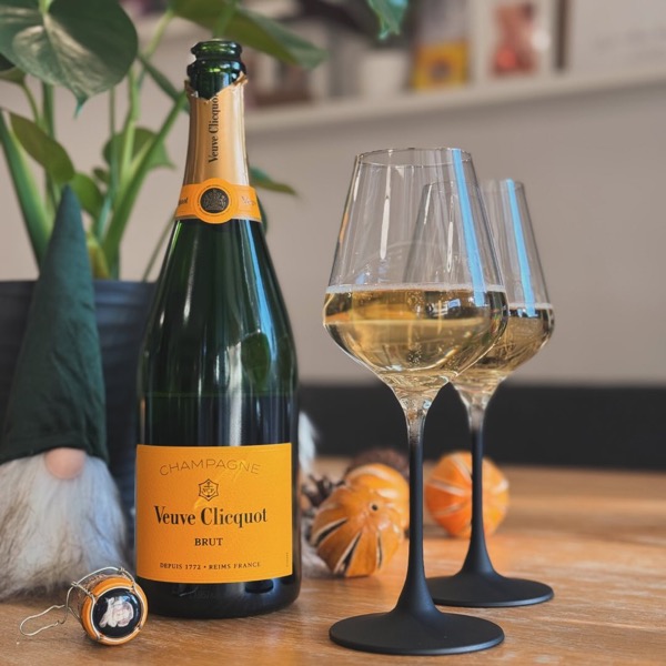 Heute haben wir uns mit einem Glas @veuveclicquot Brut einen kleinen Genussmoment gegönnt – bevor es gleich zum Bauernsilvester bei Freunden geht.…