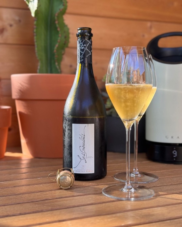 Heute endlich mein Post zum @persevalfarge – Les Goulats.

Bei dieser Flasche hat mich vor allem die Rebsorten-Mischung gereizt – Arbane, Petit…