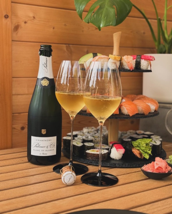 Heute mal keine große Küche – sondern das beste Konzept überhaupt: Sushi bestellt, Sonne genossen, Glas eingeschenkt.

Und was passt besser zu…