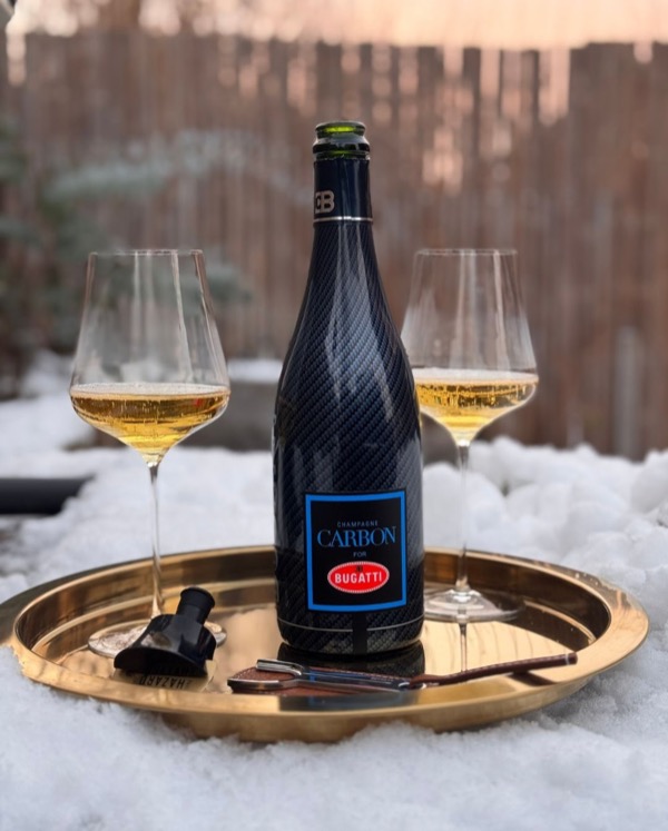 Heute ist der perfekte Tag für den @champagnecarbon for @bugatti – Millésime 2002, Luminous Edition.

2002 war ein großes Jahr in der Champagne.…