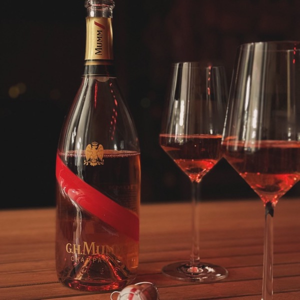 Ein ruhiger Sonntag, perfekte Gelegenheit, meine aktuellen Champagner-Standardwerke wieder zur Hand zu nehmen: „Champagner“ von @peter_jauch_official…