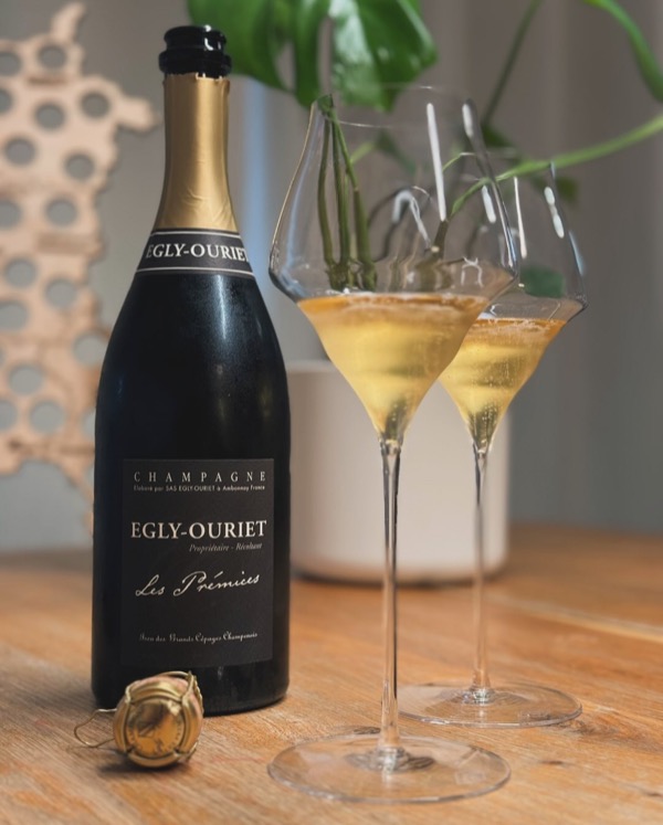 Ich habe mich schon seit langem darauf gefreut, endlich einen Champagner von @eglyouriet zu probieren. Und heute war es endlich soweit: Der Les…