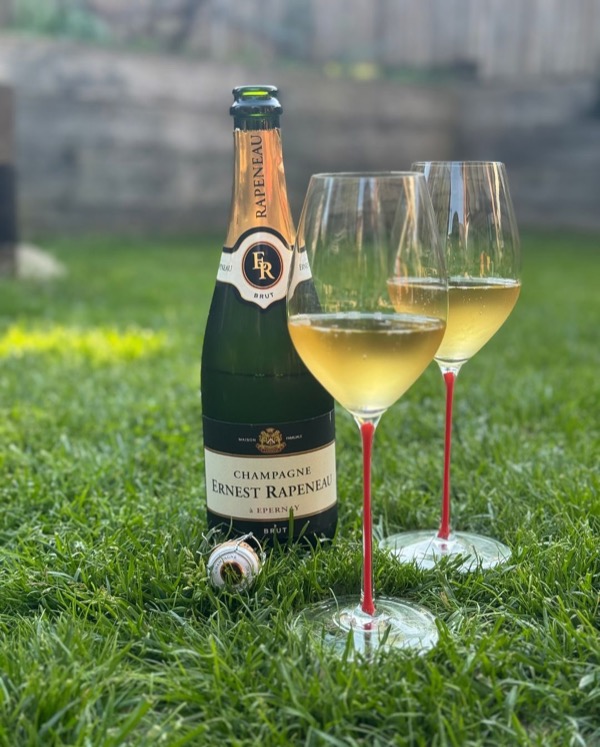 Kleiner Perspektivwechsel. ☀️🌿🥂 
​Am Wochenende, am Nachmittag einfach raus in die Wiese gelegt – Sonne, Ruhe, und ein Glas Ernest Rapeneau – Brut.…