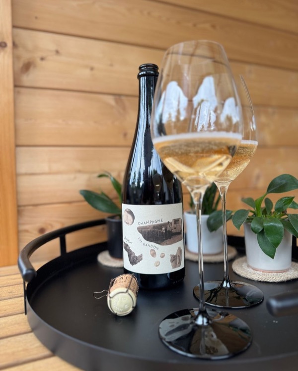 Ein kleiner Moment am Nachmittag – keine Hektik, kein Anlass. Nur ein tolles Glas an einem ruhigen Feiertag.

Was da ins @riedel_official Black Tie…