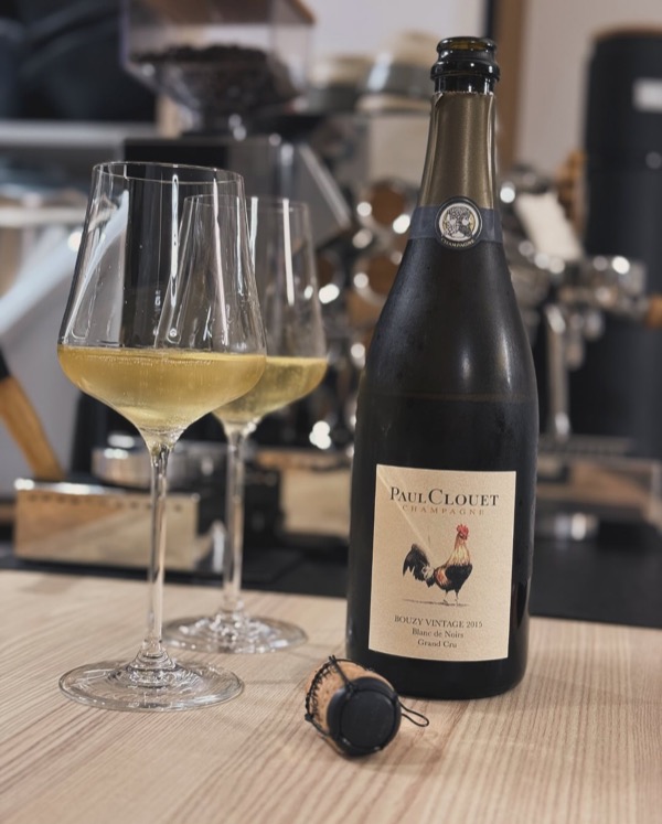 Nach dem eleganten, mineralischen Bonnaire – Cramant Vintage 2016 musste ich gestern noch einen ganz anderen Charakter ins Glas holen: Paul Clouet –…