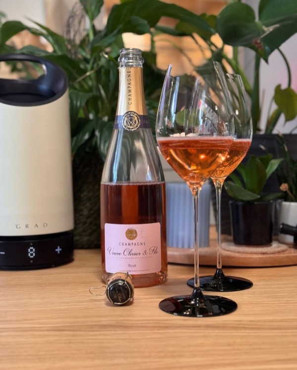 Der Brut Rosé von @veuve_olivier_et_fils hat mich gestern mit seiner frischen, geradlinigen Art nochmal ein Stück in den Sommer zurückgeworfen.…