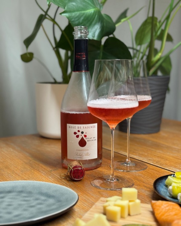 Ein entspannter Sommertag, eine kleine Antipasti-Platte – und dazu mal kein klassischer Weißer, sondern ein Rosé mit Charakter:

Rosé de Saignée von…
