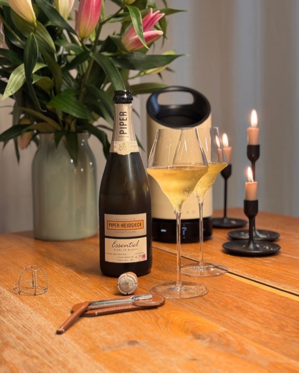 Wenn man an @piper_heidsieck denkt, hat man oft das klassische Rot vor Augen. Aber wer die wahre Seele des Hauses in ihrer pursten Form erleben will,…