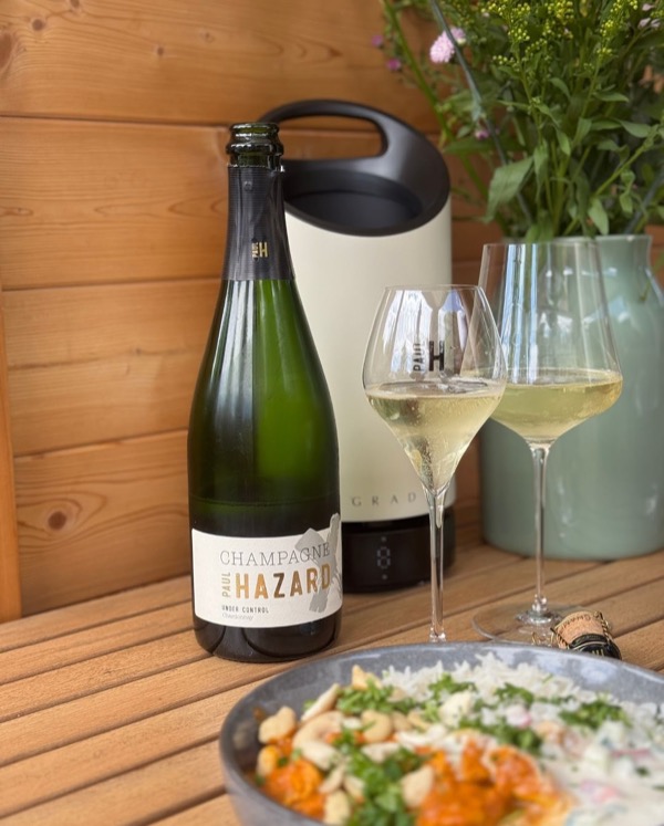 Mittagessen am Muttertag: Ein zitronig-würziges Garam Masala mit Reis und gerösteten Cashewkernen – dazu der @champagnepaulhazard – Cuvée „Under…